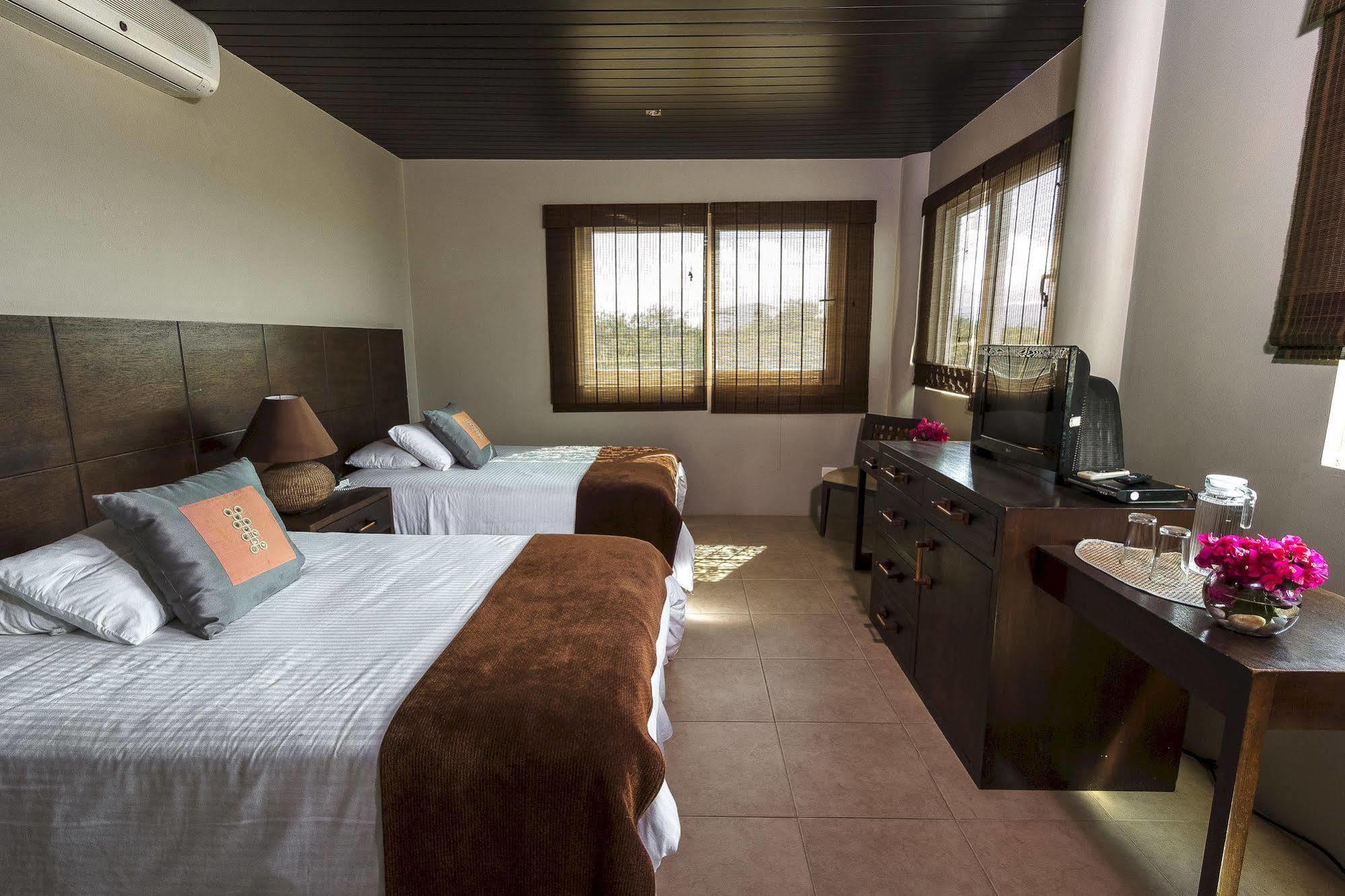 Iguana Crossing Boutique Hotel Puerto Villamil Εξωτερικό φωτογραφία